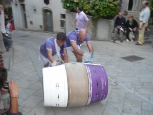 Fässerrollen beim festa delle cantine in Manciano