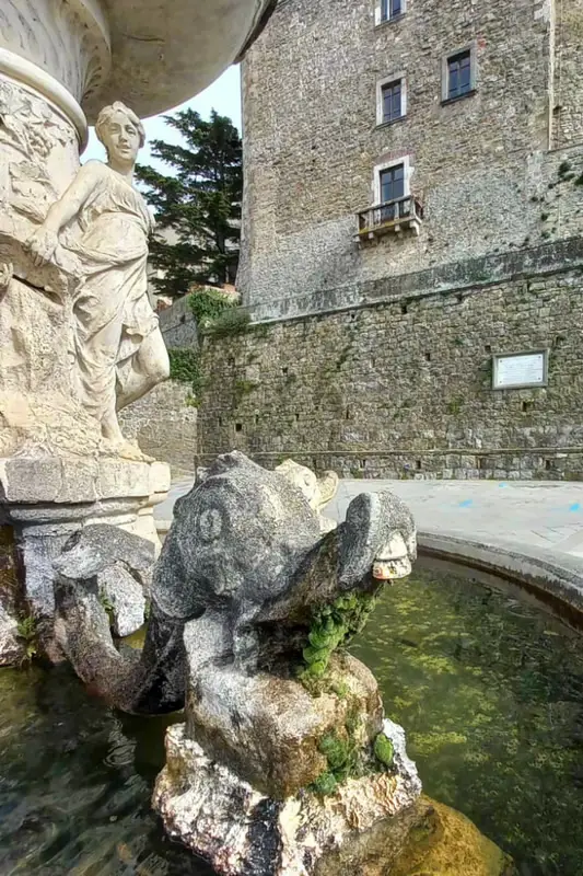 Manciano Brunnen Piazza Garibaldi