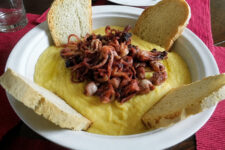 Moscardini e crema di ceci, typisches Gericht der Maremma, Toskana